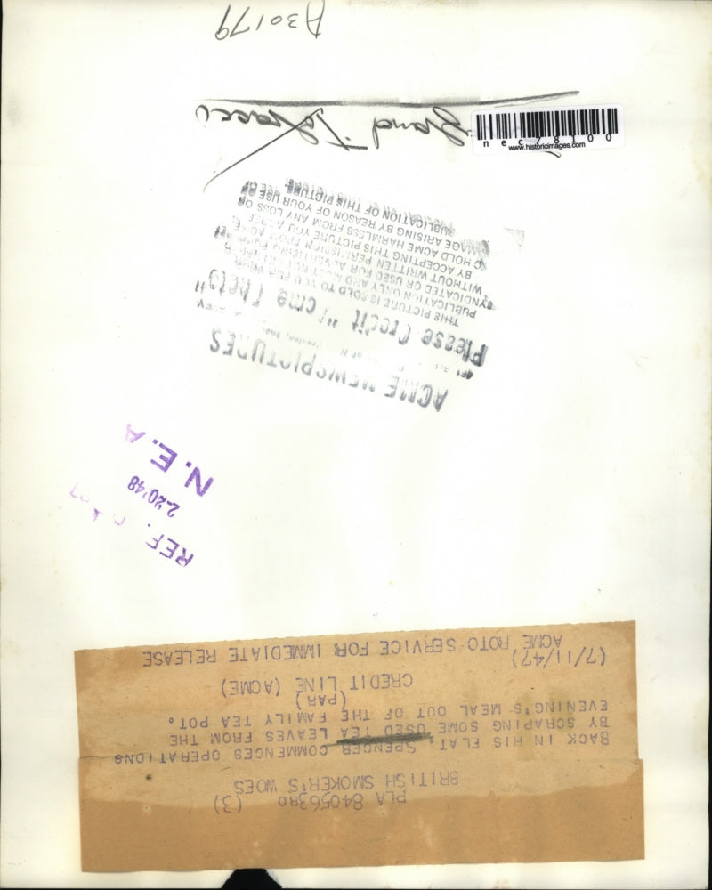 1948 Press Photo Spencer scraping the used tea leaves out of the tea pot.