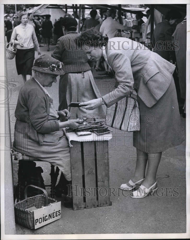 1959 Press Photo Woman selling pot holders-Poignees on her wooden crate