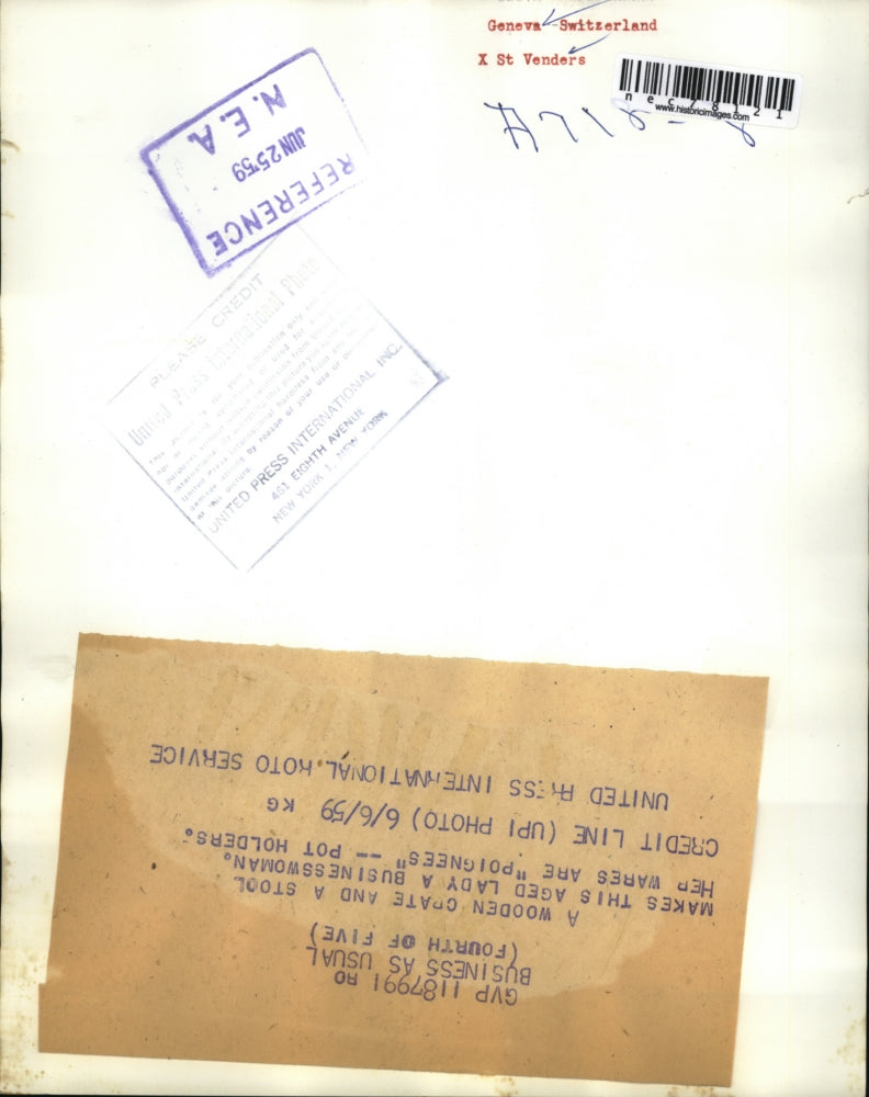 1959 Press Photo Woman selling pot holders-Poignees on her wooden crate