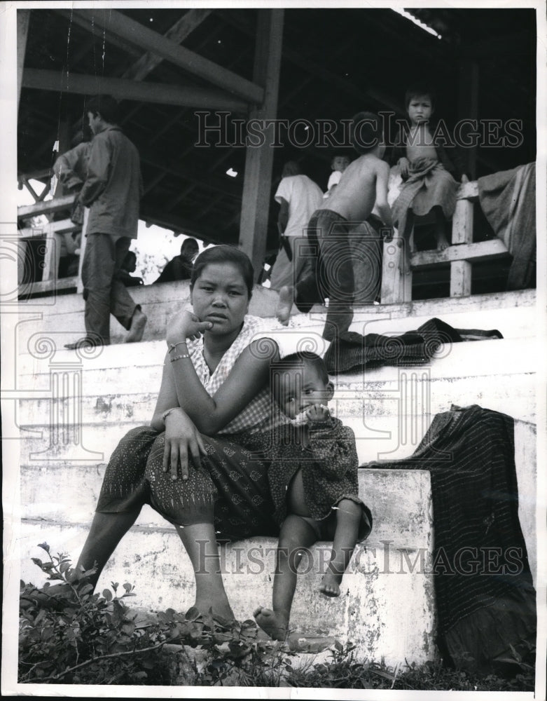 1964 Press Photo Mother and child at refugee camp in Vientiane.- Historic Images