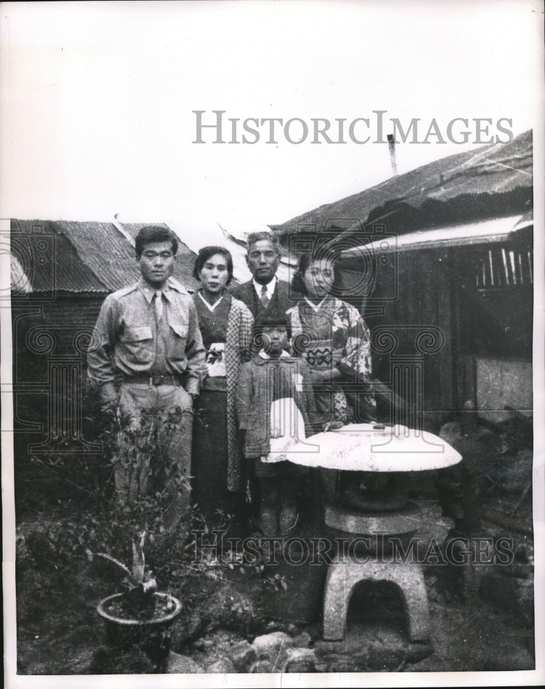 1955 Press Photo Yutaka Terada,, Hiroshima Lion Cubs his wife, and daughters