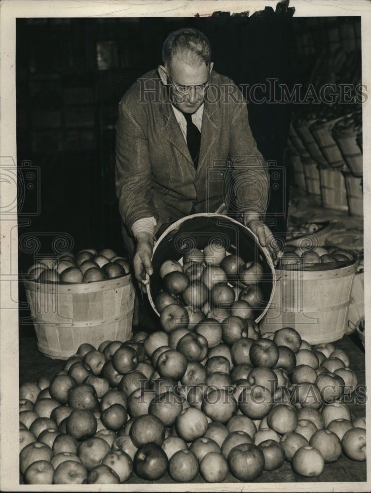 Load image into Gallery viewer, 1941 Press Photo Ralph Hood , salesman at Greenhouse Veg Packing Co apples
