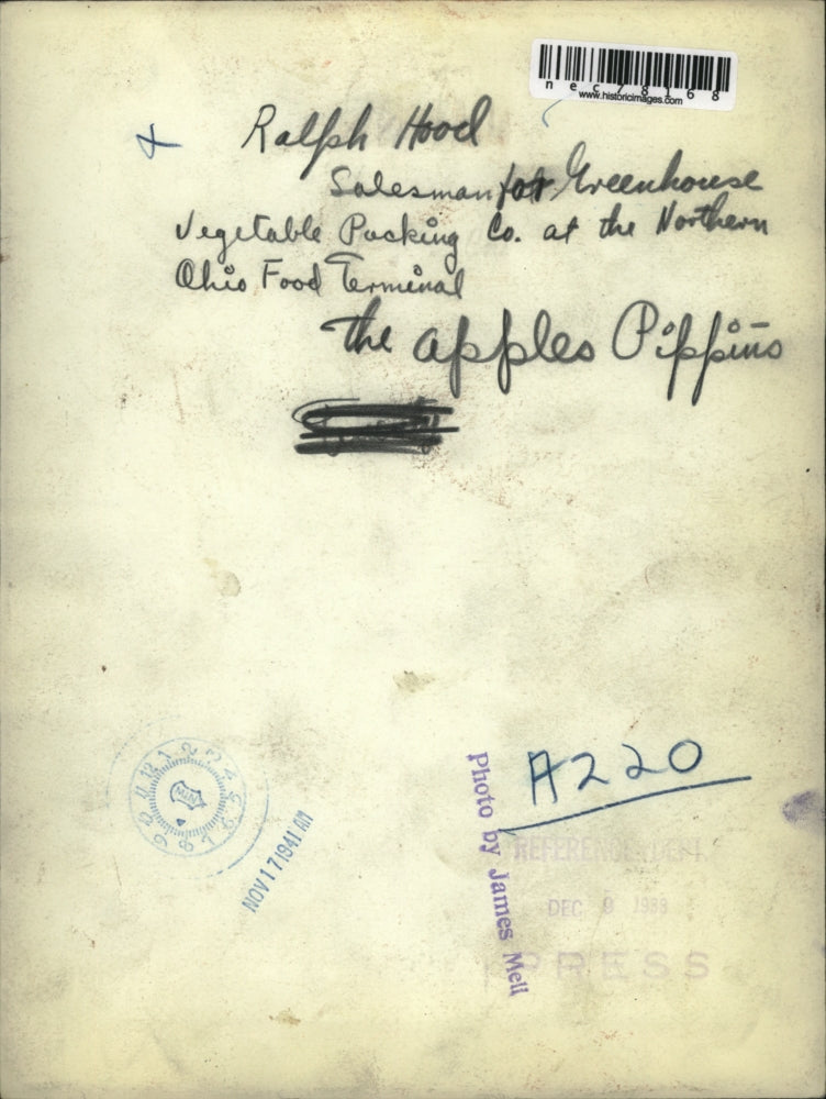 1941 Press Photo Ralph Hood , salesman at Greenhouse Veg Packing Co apples