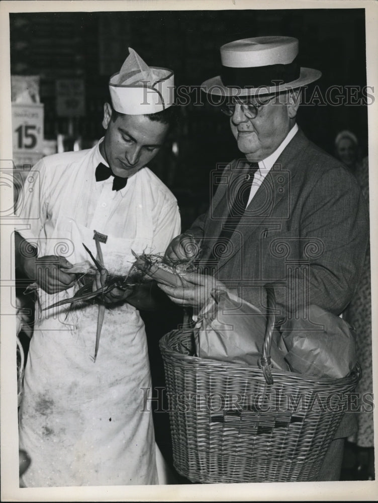 Load image into Gallery viewer, 1938 Press Photo Judge Walter McMahon &amp; clerk Ben J Susi at a store

