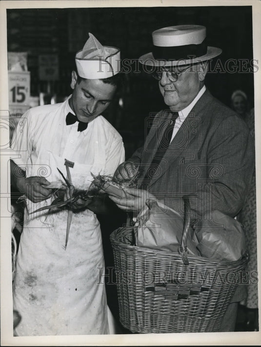 1938 Press Photo Judge Walter McMahon & clerk Ben J Susi at a store