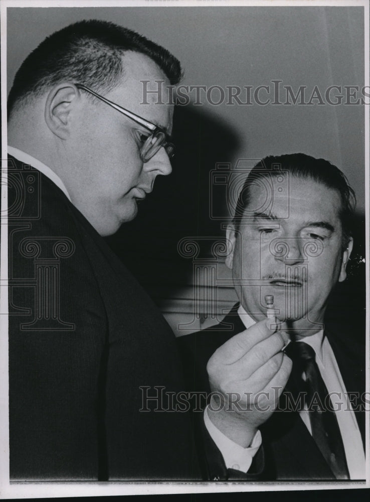 1956 Press Photo John H Hamilton Jr FDA inspector &amp; Rbt Brandenburg- Historic Images