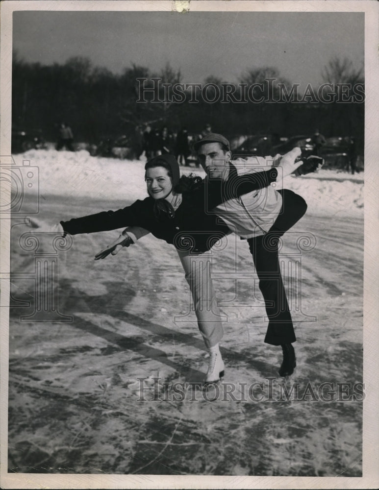 1949 Press Photo Renee F Clarr & H Wm Lang Lake Erie Jr pair skaters