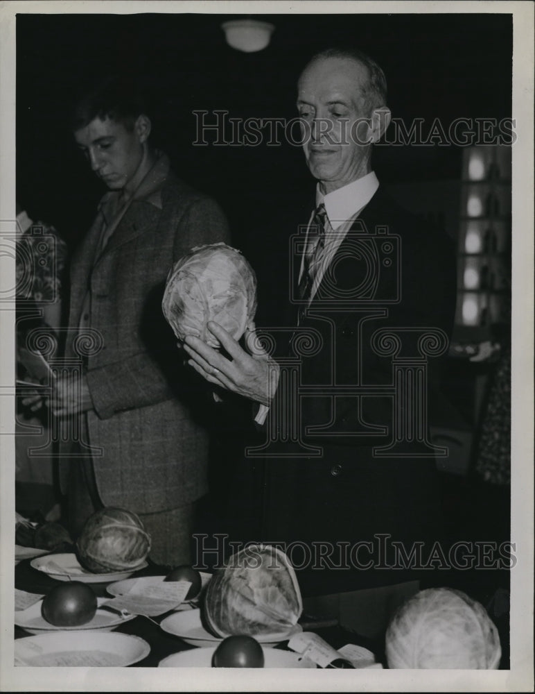 1943 Press Photo Fred Besch Inspects Cabbage Entry At Harvest Festival