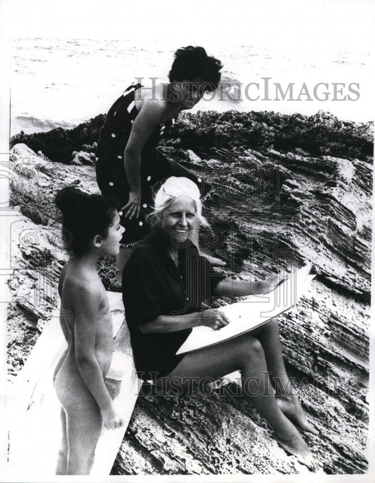 1970 Press Photo Painter Yvonne Motter and her Majorcan Models by the Ocean