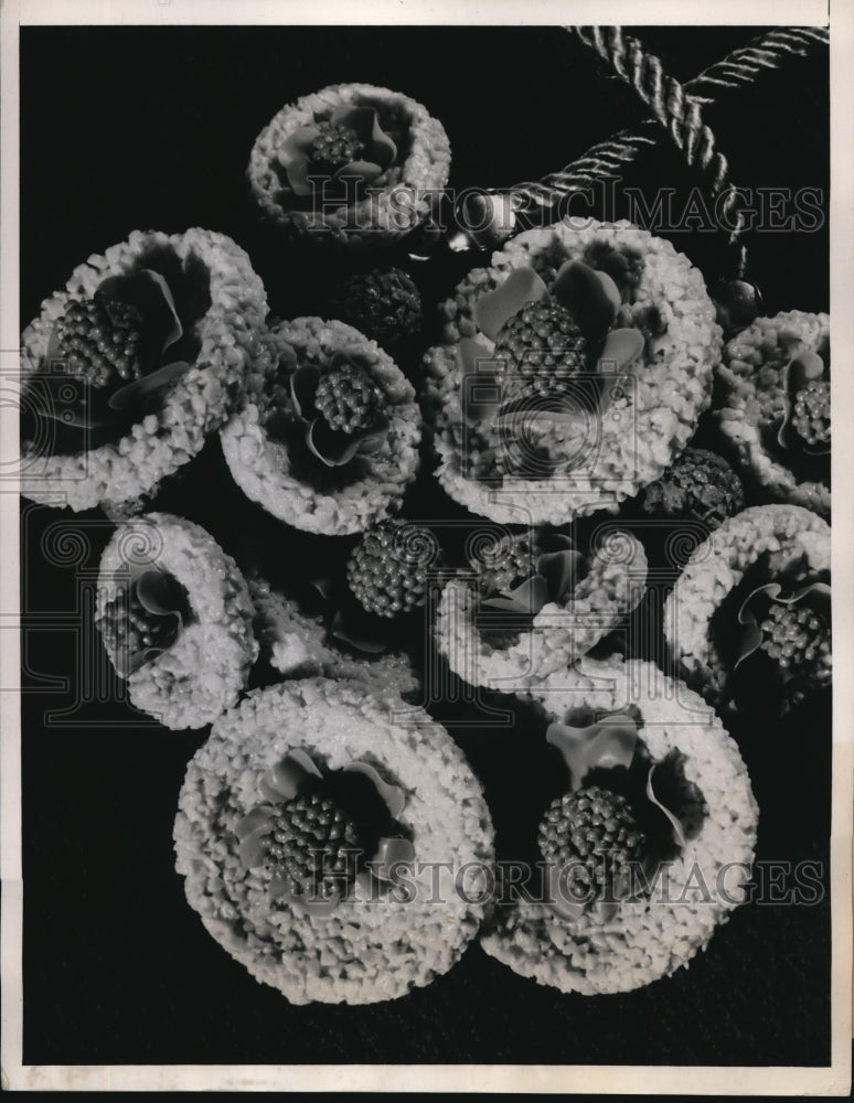 1940 Press Photo luscious raspberries in confection-like cluster on silken braid