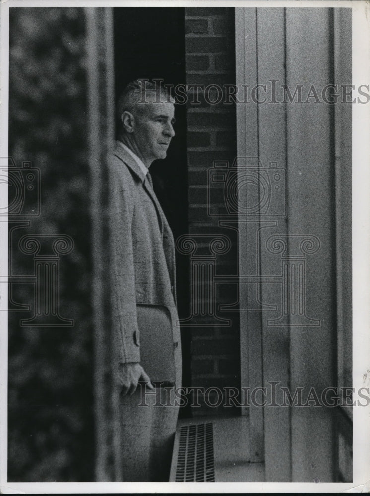 1960 Press Photo Passenger waiting to board plane in Hopkins airport- Historic Images