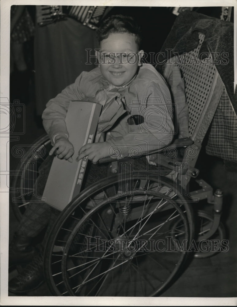 Load image into Gallery viewer, 1938 Press Photo Edward Pierie with some xmas toys at Al Sirott Grotto party
