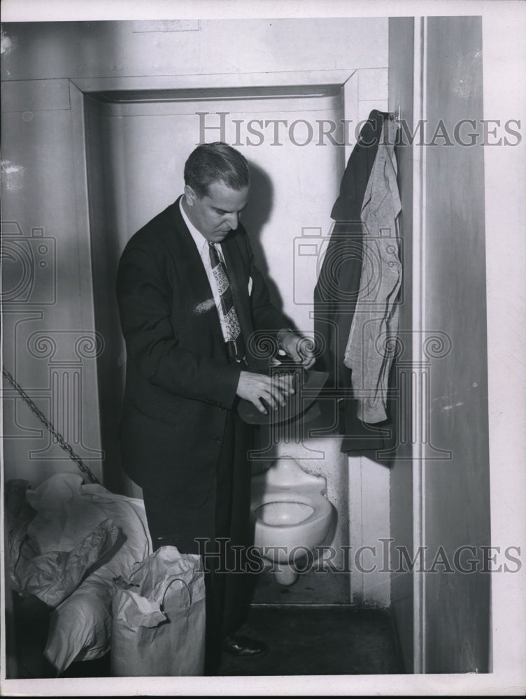 1956 Press Photo Chief Jailer Mike Vecello Checks Prisoners Cell