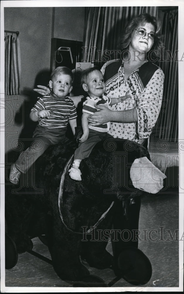 Press Photo Lisa Matta with Twin Sons Kevin and Keith