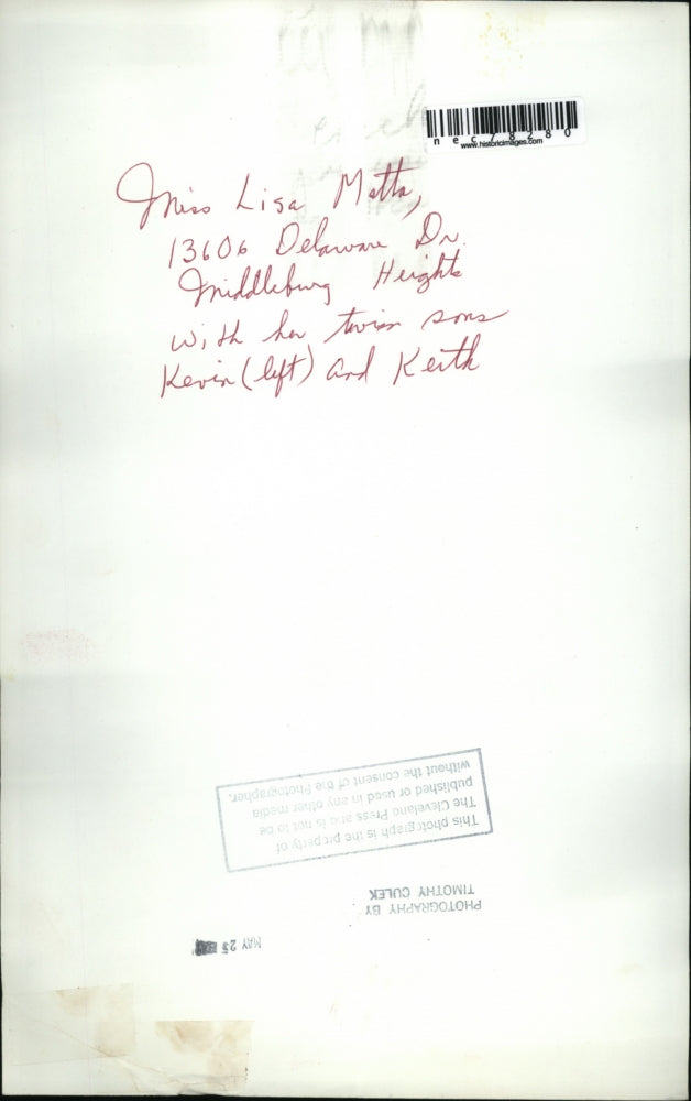 Press Photo Lisa Matta with Twin Sons Kevin and Keith