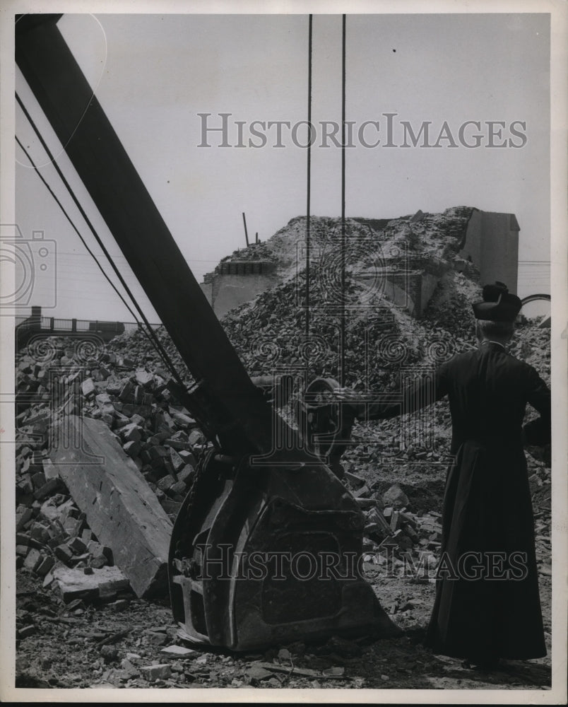 1945 Press Photo Father George Martin St. Malachi Church