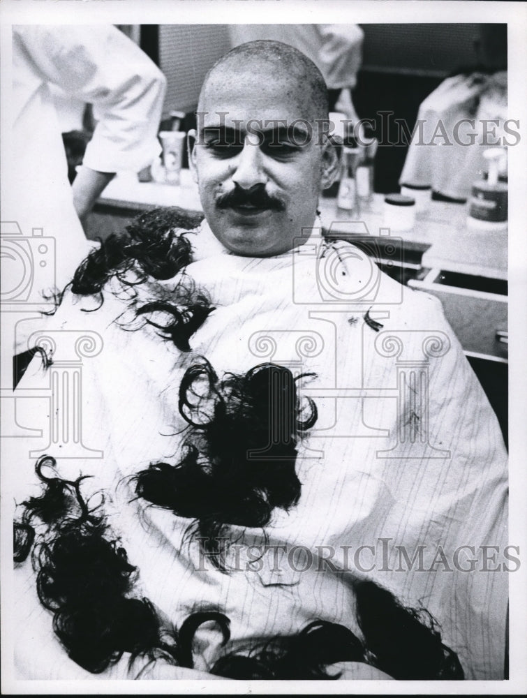 Press Photo Tom Farris "because Guess What" Hair is no longer there