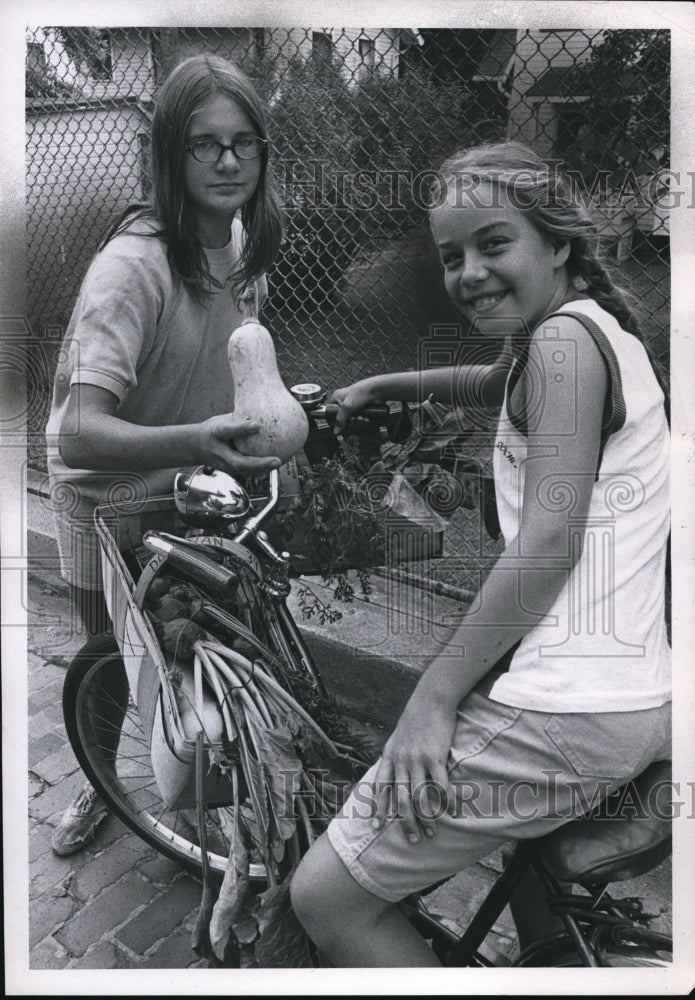 1971 Press Photo Darlene Semanih and Sheryl Donovan