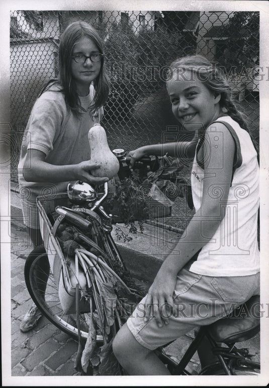 1971 Press Photo Darlene Semanih and Sheryl Donovan