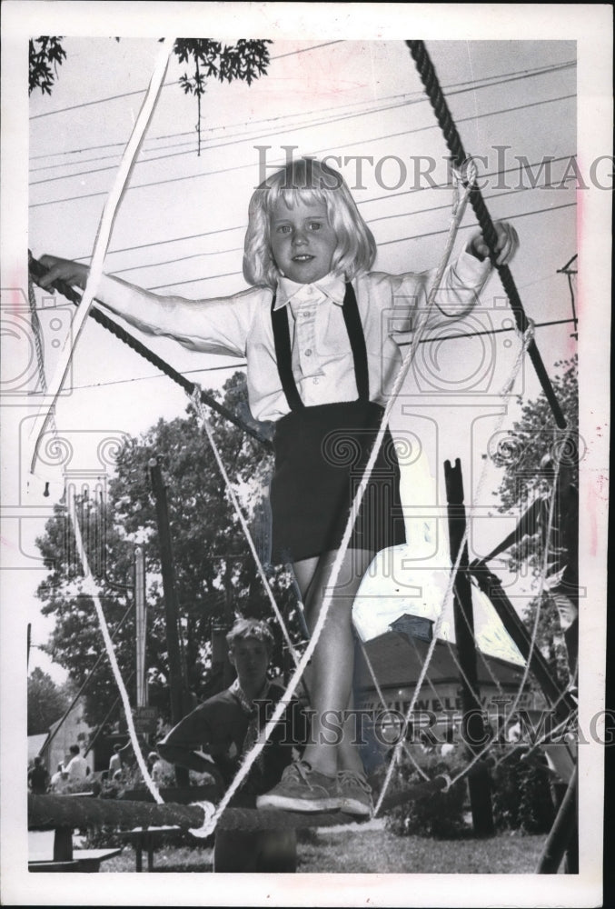 Load image into Gallery viewer, 1971 Press Photo Rebecca Herncock age 4 at her Cleveland Ohio home
