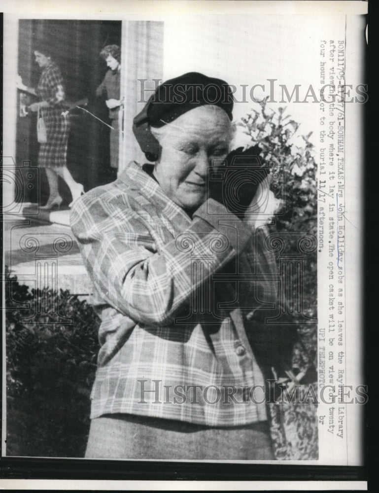 1961 Press Photo Mrs. John Holliday sobs after viewing Sam Rayburns body-Viewing