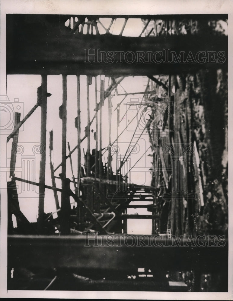1953 Press Photo Dock fire causes $400,000 in damages
