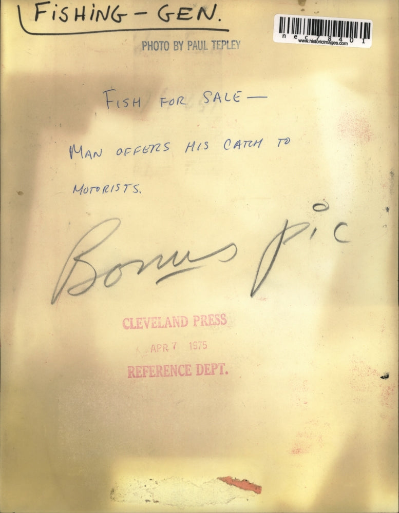 1975 Press Photo Fish for Sale Man offers his catch to motorists