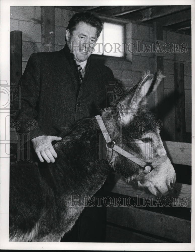 1973 Press Photo Lake County Commissioner Michael D. Coffey and friend