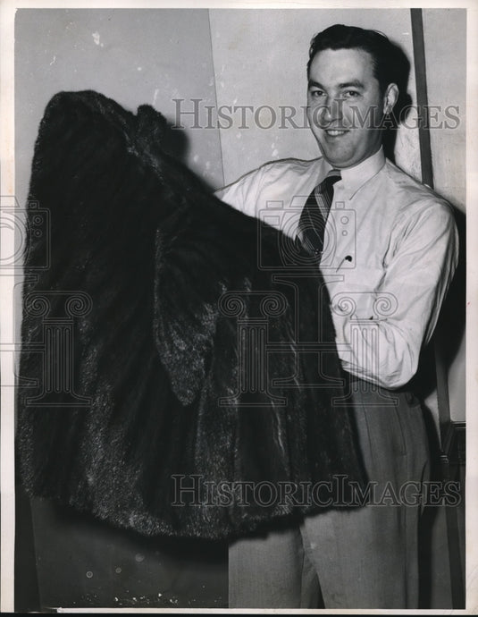 1952 Press Photo Federick T. McGuire Jr. mink coat was stolen and the recovered