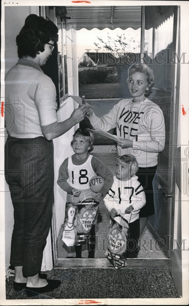 Load image into Gallery viewer, 1962 Press Photo Mothers march to neighborhood doors to secure votes

