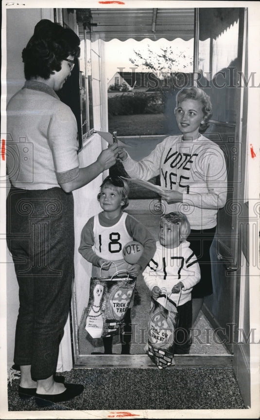 1962 Press Photo Mothers march to neighborhood doors to secure votes