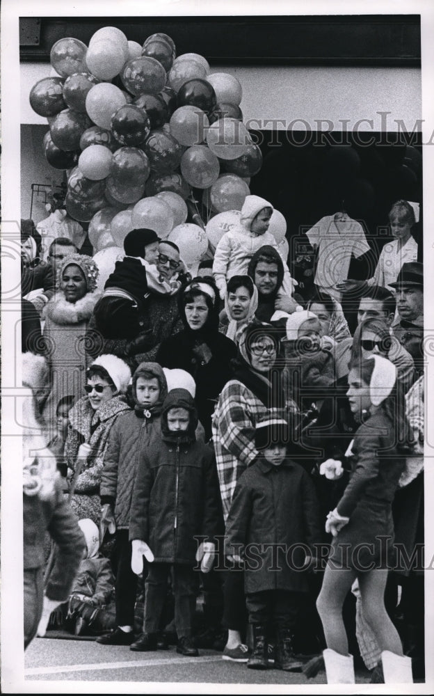 Load image into Gallery viewer, 1965 Press Photo Street Christmas Parade.
