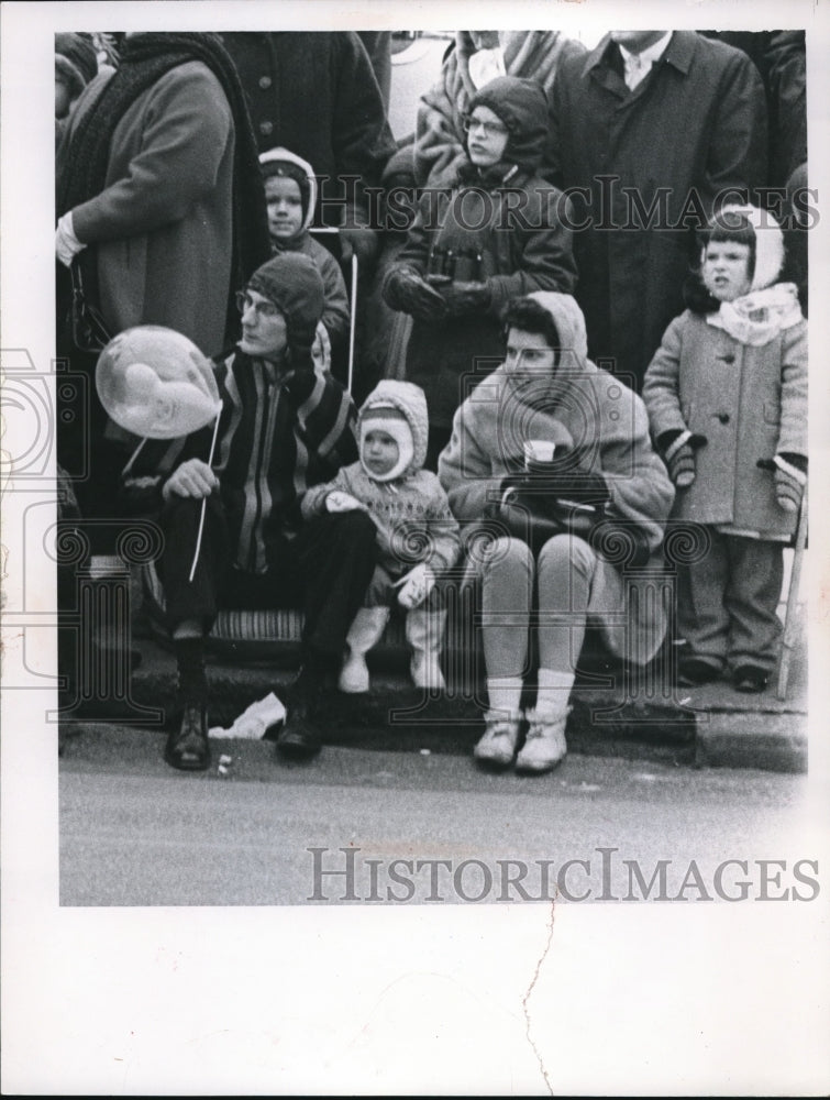 1963 Press Photo Crowd at the Street Christmas Parade.