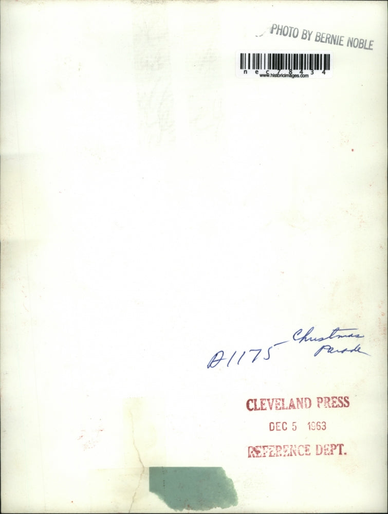 1963 Press Photo Crowd at the Street Christmas Parade.