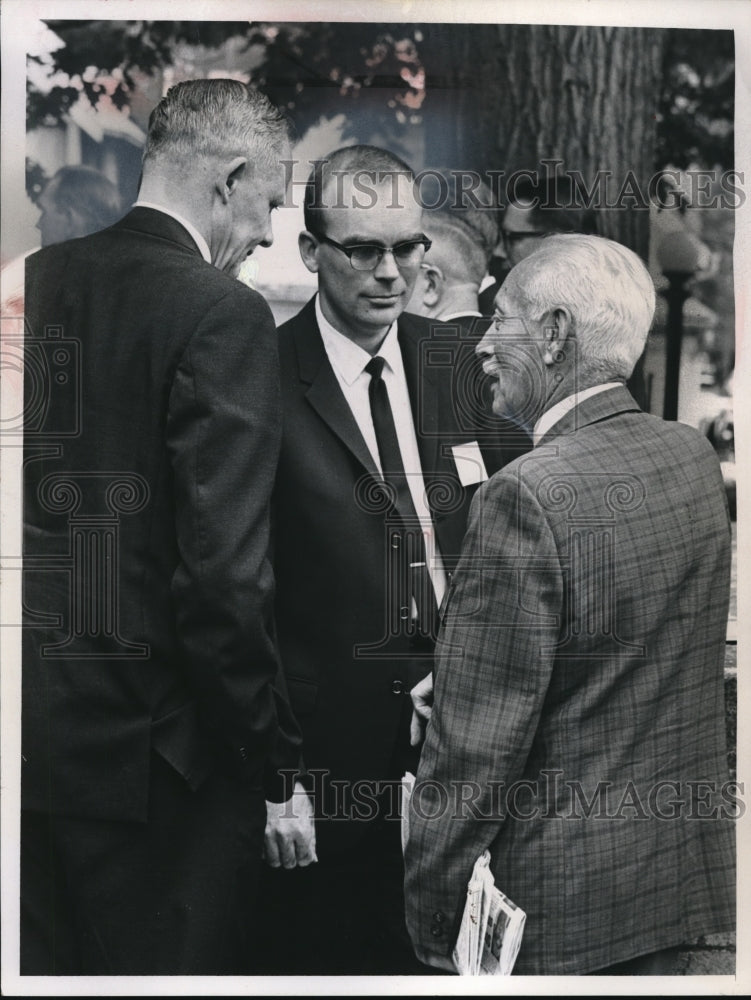 Load image into Gallery viewer, 1968 Press Photo Members of Methodist Church. With Rev. A.H. Arnold of Copley.
