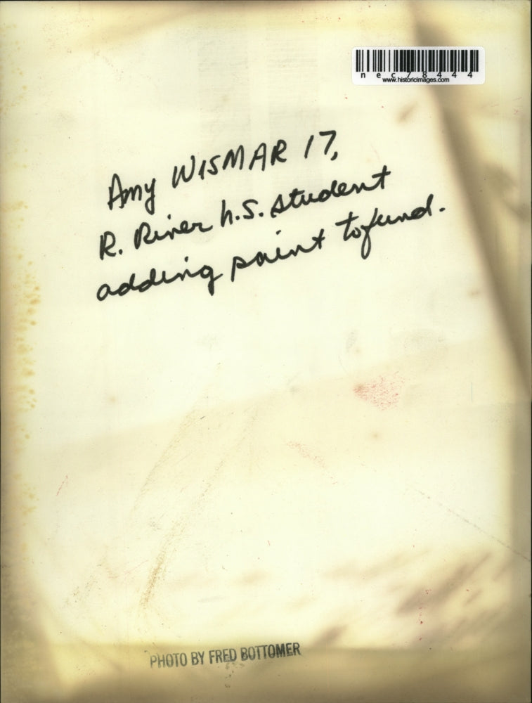 Press Photo Amy Wismar, R. River HS student adding paint to fund