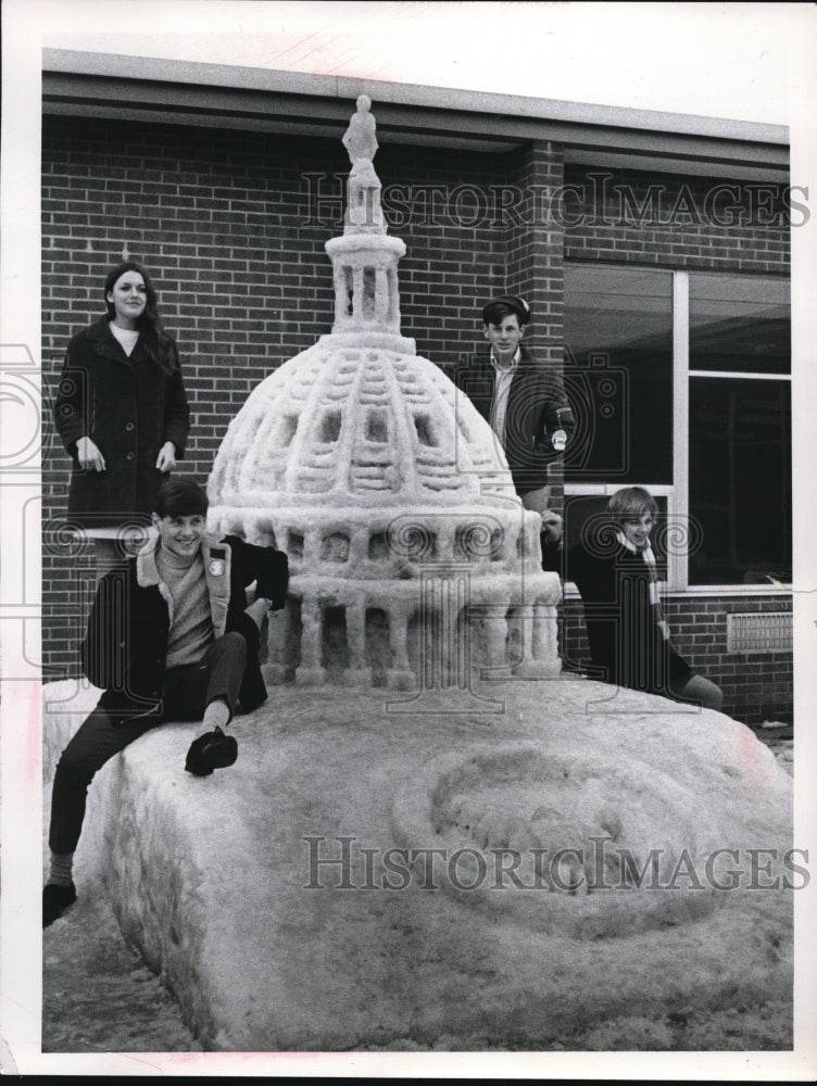 Load image into Gallery viewer, Press Photo Art Students at Perry Hi-School with snow sculpture of the Capitol
