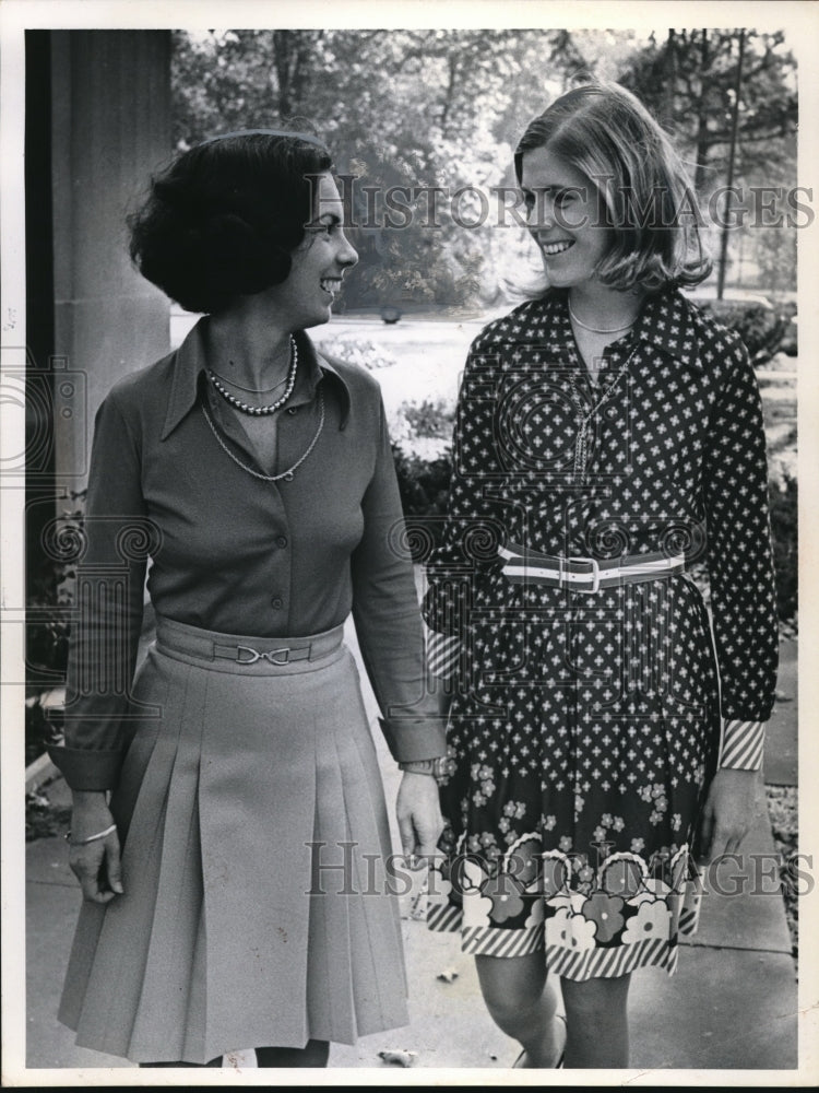 Load image into Gallery viewer, 1975 Press Photo Mrs. Alexis C. Henkel Jr. and Mrs Christopher Page
