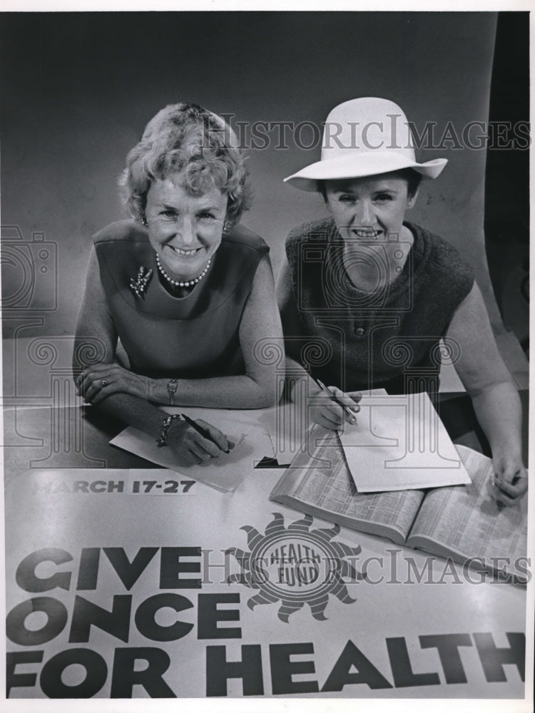 1975 Press Photo Mrs Gilbert Humphrey and Mrs John Brueckel helps Health Fund