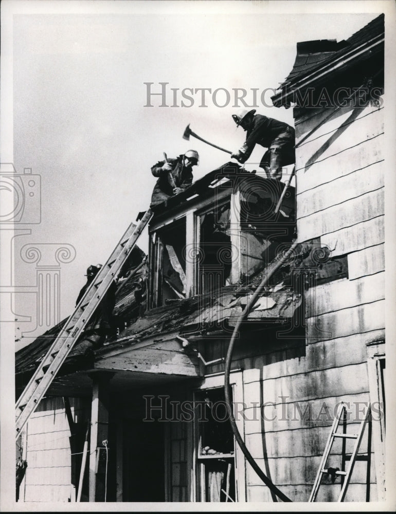 Press Photo Firemen destroying the roof after the fire
