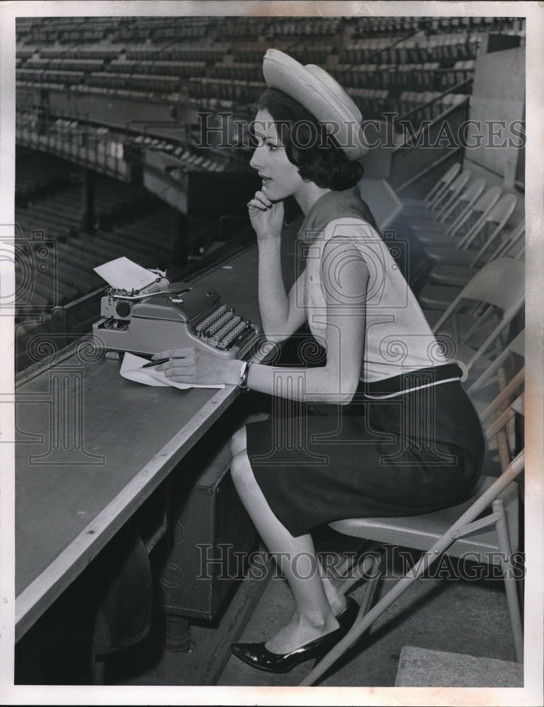 Load image into Gallery viewer, 1962 Press Photo Press reporter gets ready to cover the event
