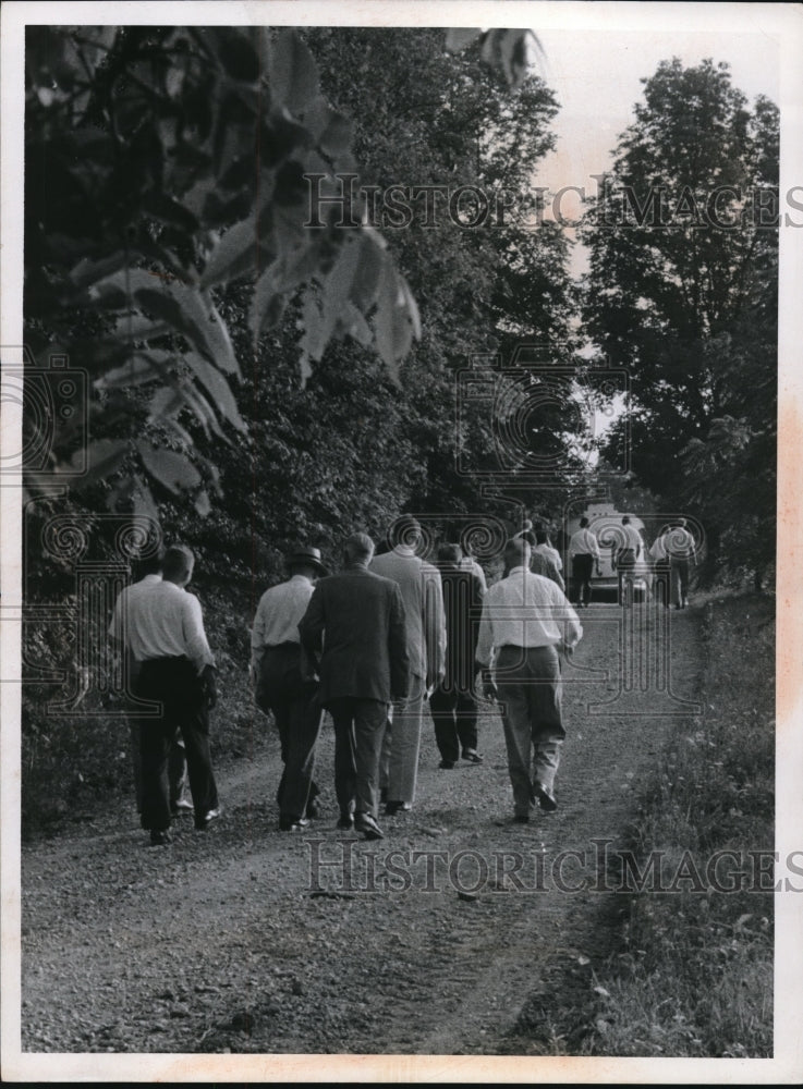 1958 Press Photo Boy Scouts Executive Council walks as bus breaks down- Historic Images