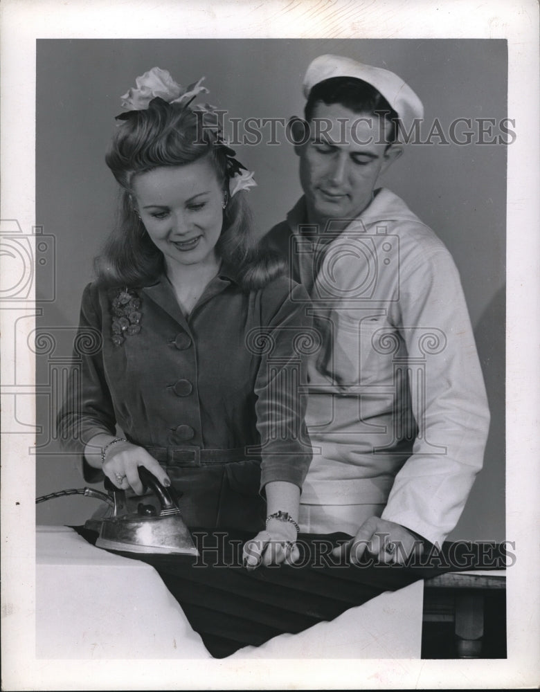 Load image into Gallery viewer, 1948 Press Photo Gloria Nord and Coxswain James Driskell
