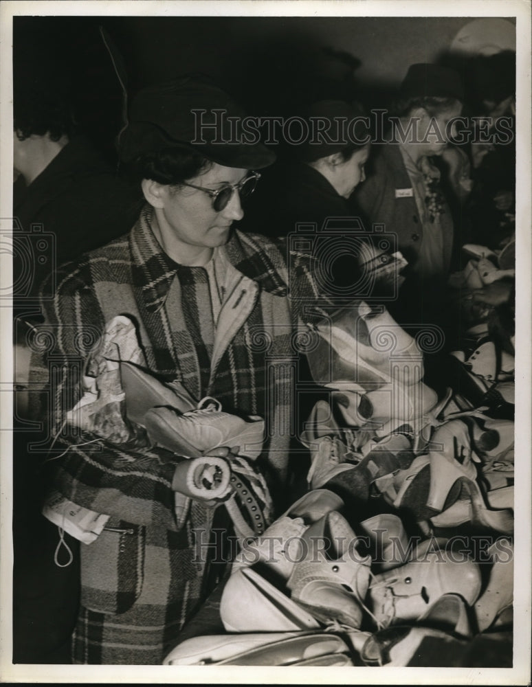 Load image into Gallery viewer, 1941 Press Photo Women at the Shoe Store
