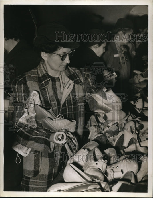 1941 Press Photo Women at the Shoe Store