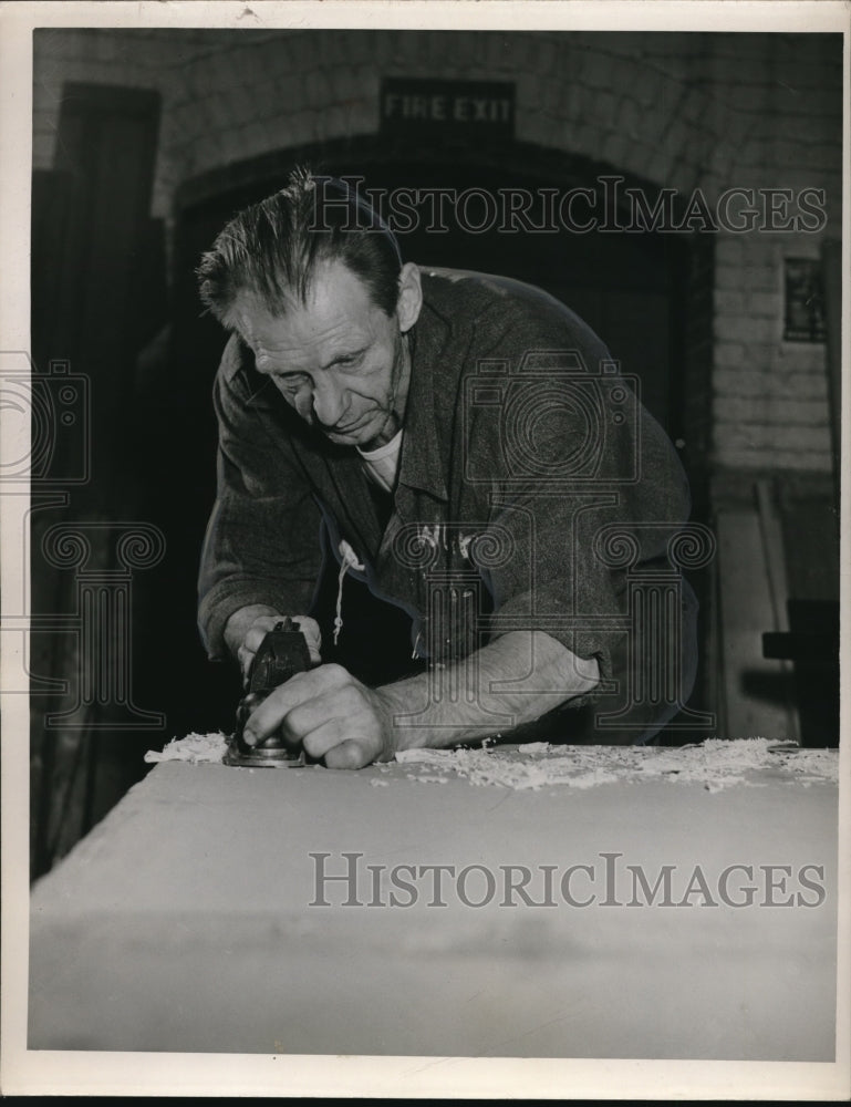 Load image into Gallery viewer, 1950 Press Photo At the workhouse carpenter builds pingpong tables
