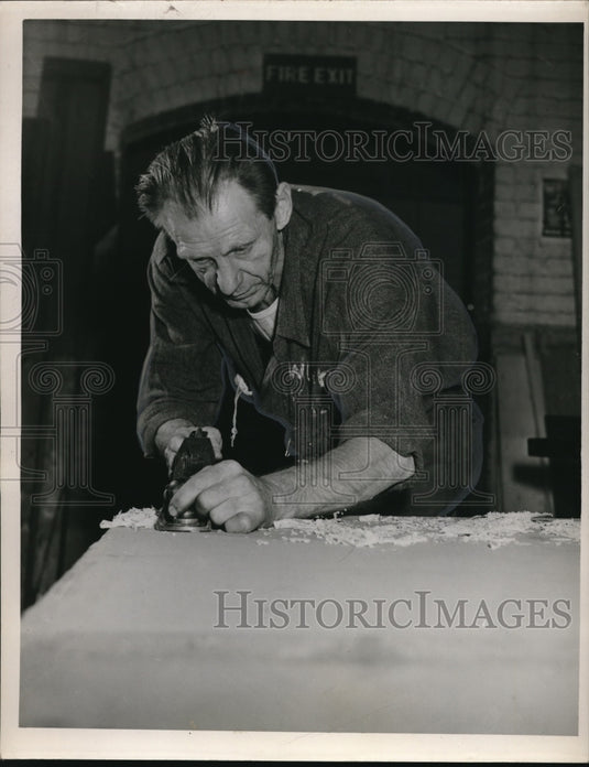 1950 Press Photo At the workhouse carpenter builds pingpong tables