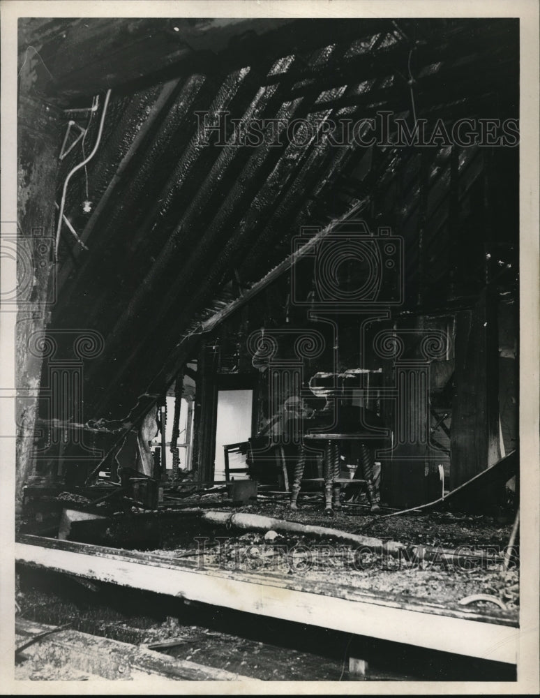 1945 Press Photo House destroyed by Fire.