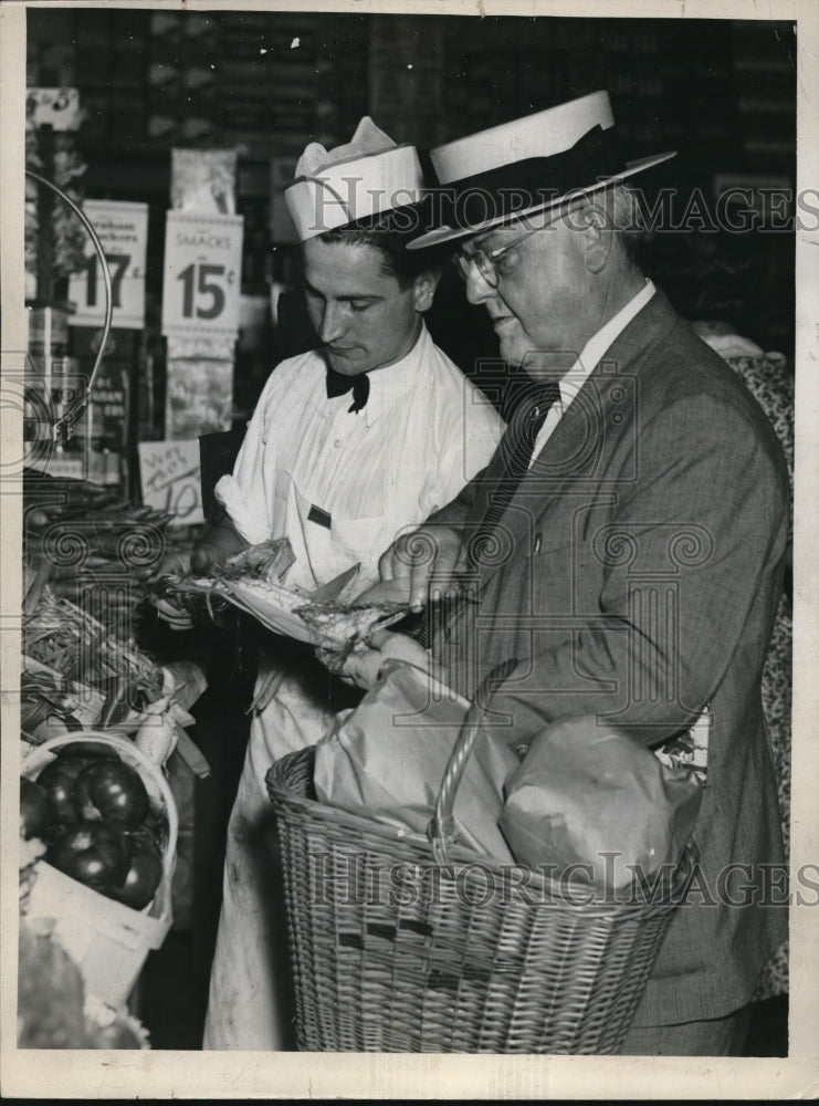 Load image into Gallery viewer, 1938 Press Photo Judge Walter McMahon and clerk Ben J. Susi.
