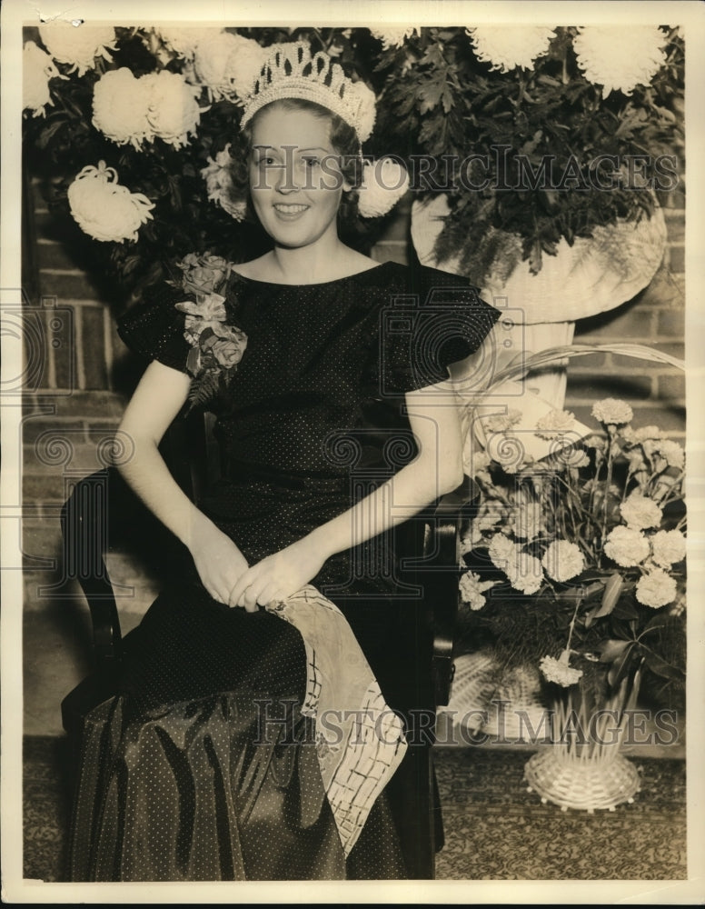 1935 Press Photo Ann Holmes of Agusta crowned Maine Harvest Queen of 1935